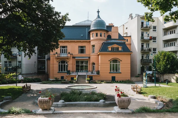 Brno チェコ 2020年9月13日 Villa Low Beer Garden Side Facade — ストック写真