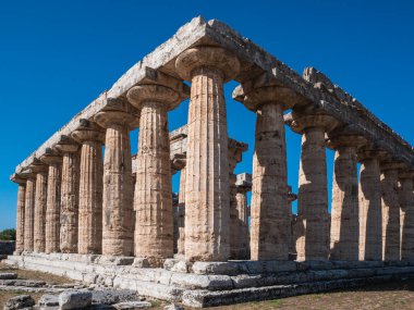 İtalya 'nın Paestum kentindeki Antik Yunan Tapınağı veya Hera Birinci Tapınağı, Dorik Sütunlu Antik Yunan Tapınağı Yıkıntısı olarak da bilinir.