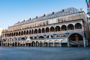 Padua, İtalya - 16 Ağustos 2020: Padua 'daki Palazzo della Ragione Ortaçağ pazarı, belediye binası ve adalet sarayı olan Piazza delle Erbe' den