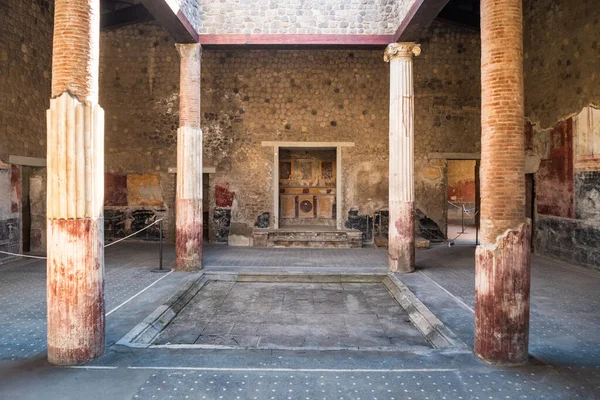 Impluvium ve İyonik Sütunlarla Stabiae 'deki Antik Roma Villa San Marco Atriyumu