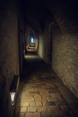 Brno, Moravya 'daki Spilberk Kalesi' nin İçi Karanlık, Ürkütücü Koridor
