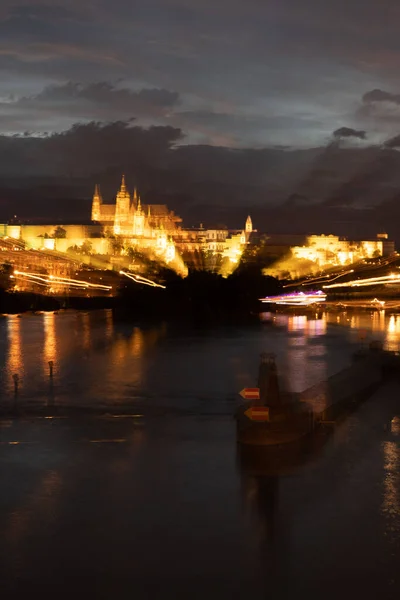 Cityscape Psicodélico Borrado Praga Iluminado Noite Com Rio Vltava Catedral — Fotografia de Stock