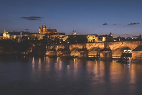 聖ヴィート大聖堂とカレル橋 プラハ城とヴルタヴァ川と夜のプラハの街の風景 — ストック写真
