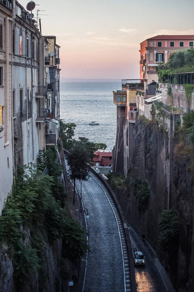 Luigi Maio Street Sorrento Sorrentine Coast Wieczorem Między Klifami Widokiem — Zdjęcie stockowe