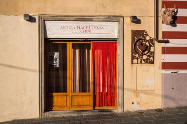 Panzano, Chianti, İtalya - 29 Ağustos 2020: Antica Macelleria Cecchini, Dario Cecchini 'nin yönettiği Kasap Dükkanı Bistecca Fiorentina ve Panzaca
