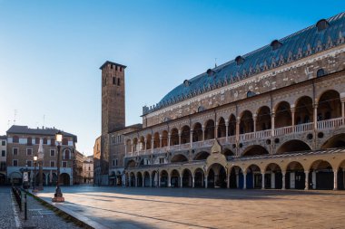 Padua, İtalya - 16 Ağustos 2020: Torre degli Anziani ile Piazza della Frutta Meydanı 'ndaki Palazzo della Ragione Sarayı