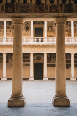 Padua, İtalya - 17 Ağustos 2020: Padua Üniversitesi eski avlusu Palazzo Bo Sarayı Universita degli Studi di Padova.