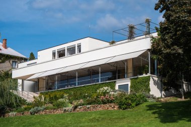 Brno, Çek Cumhuriyeti - 13 Eylül 2020: Mies van der Rohe tarafından tasarlanan Villa Tugendhat Modernist Evi.
