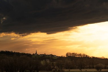 Güzel gün batımı ya da dağlarda gün doğumu