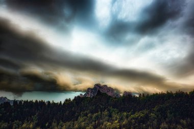 Alplerdeki Bavyera 'nın panoramik alanındaki dağların güzel manzarası 