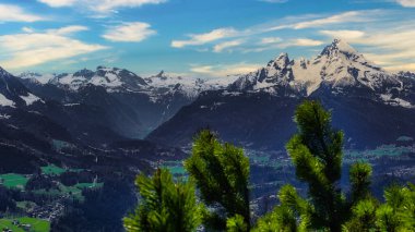 Alplerdeki Bavyera 'nın panoramik alanındaki dağların güzel manzarası 