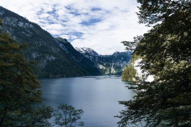 Dağ manzaralı güzel göl