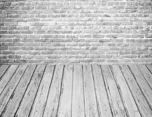 Grunge pared de ladrillo blanco con piso de madera — Foto de Stock