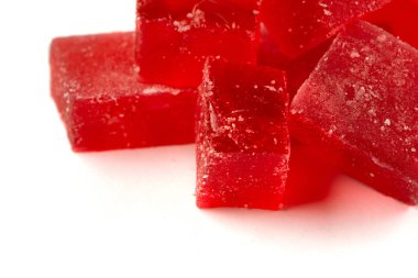 Beyaz arkaplanda kırmızı marmelat