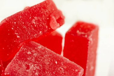 Beyaz arkaplanda kırmızı marmelat