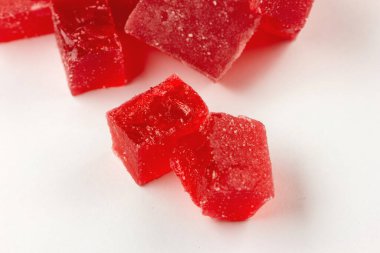 Beyaz arkaplanda kırmızı marmelat