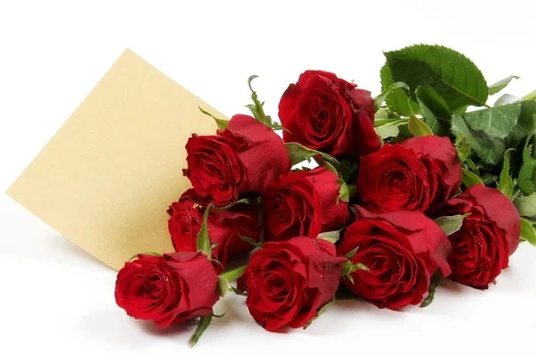 Bouquet Roses Rouges Avec Une Carte Sur Fond Blanc — Photo