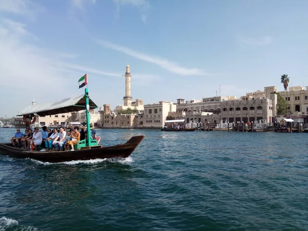 Bir kanalı eski Dubai'de bir tekne yelken.