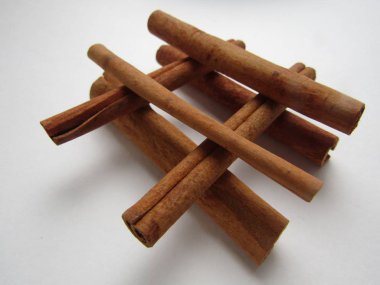 Tarçın beyaz arkaplanda yapışır.