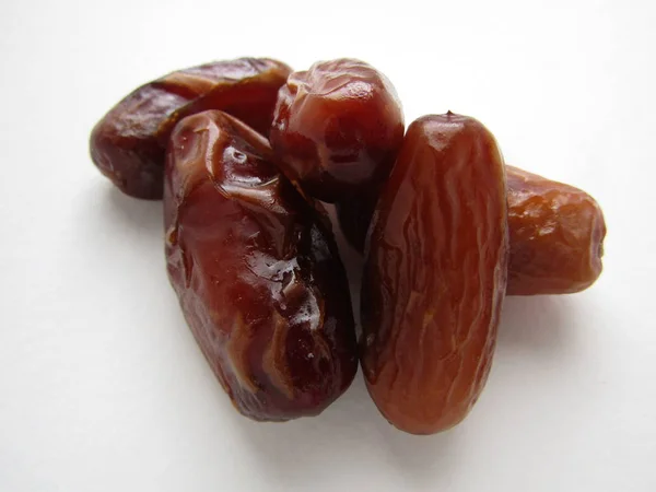 Beyaz bir arka planda tarihleri.