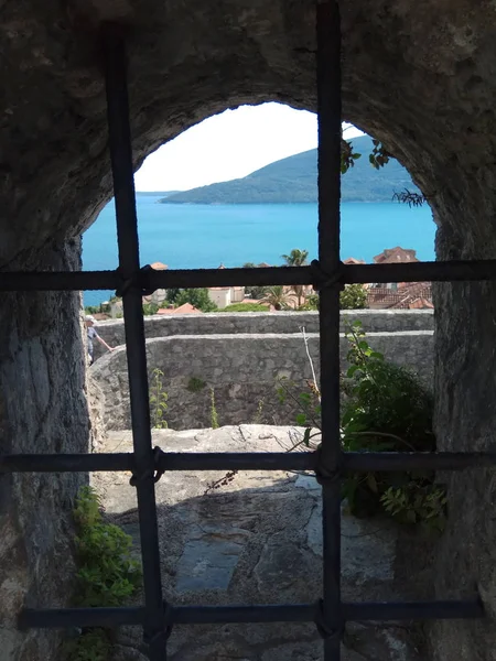 Barlar arasında bir göz. Boko-Kotor Koyu'ndaki Karadağ.