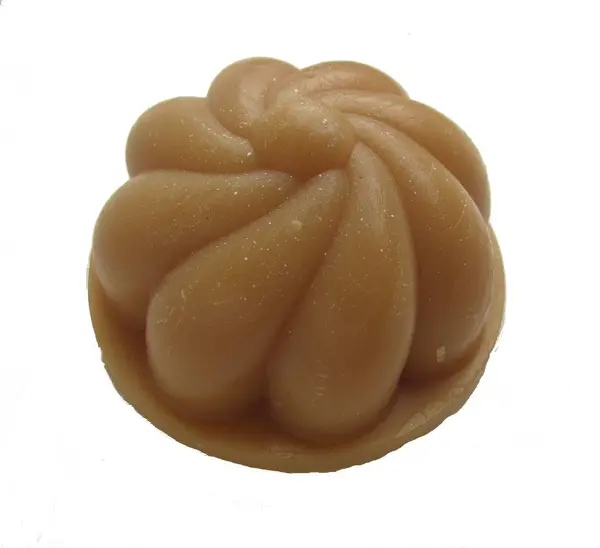 beyaz bir arka plan üzerinde hatmi şeklinde el yapımı sabun.