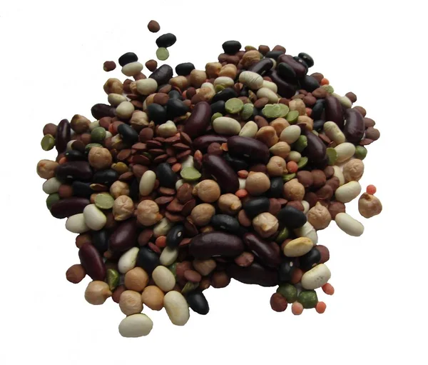 Çok renkli fasulye, bezelye ve diğer baklagiller beyaz bir arka plan üzerinde.