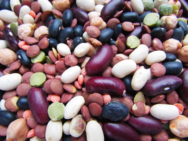 Çok renkli fasulye, bezelye ve diğer baklagiller.