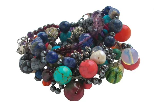 Bir sürü beyaz bir arka plan olarak el yapımı takılar.