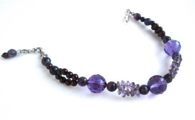 El yapımı bilezik yarı değerli amesta yaptı. Beyaz arka plan üzerinde.