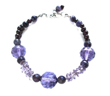 El yapımı bilezik yarı değerli amesta yaptı. Beyaz arka plan üzerinde.