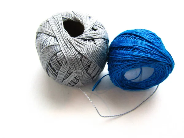 Mavi ve gri skeins beyaz bir arka plan üzerinde iğne işi için.