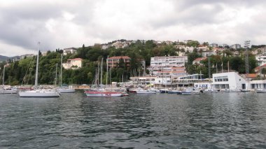 Adriyatik Denizi güzel koyda. Karadağ.