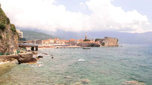 Budva eski kasaba Mogren plaja görünümünü.