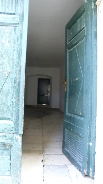 Eski bir evde açık kapı. Mavi ahşap kapı. Eski şehir. Hırvatistan.