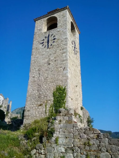 Eski saat yıkık bir şehir. Dağın etrafından. Eski Bar. Karadağ