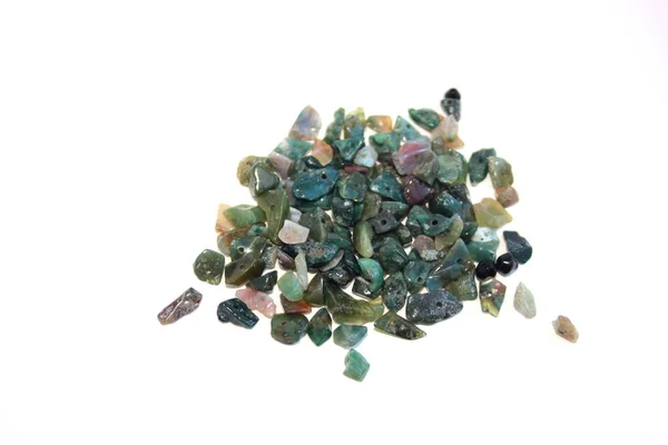 Beyaz bir arka plan üzerinde iğne işi için yeşil taş kırıntı. kendi elleriyle Kuyumculuk. İlginç hobi.