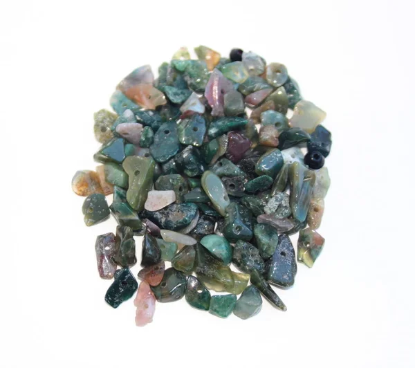 Beyaz bir arka plan üzerinde iğne işi için yeşil taş kırıntı. kendi elleriyle Kuyumculuk. İlginç hobi.