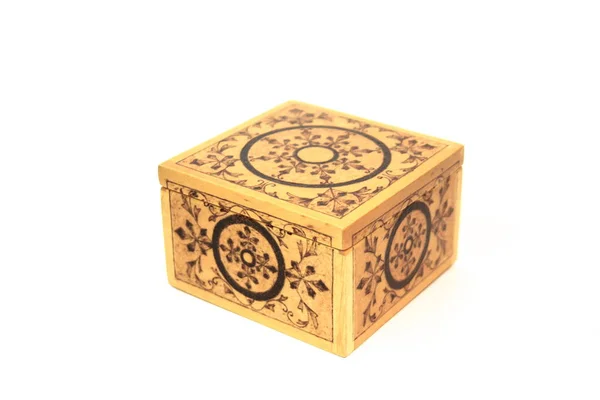 Ahşap kutu takı kare şekli üzerinde beyaz bir arka plan için. . İşlemeli. Hobiler ve yaratıcılık.