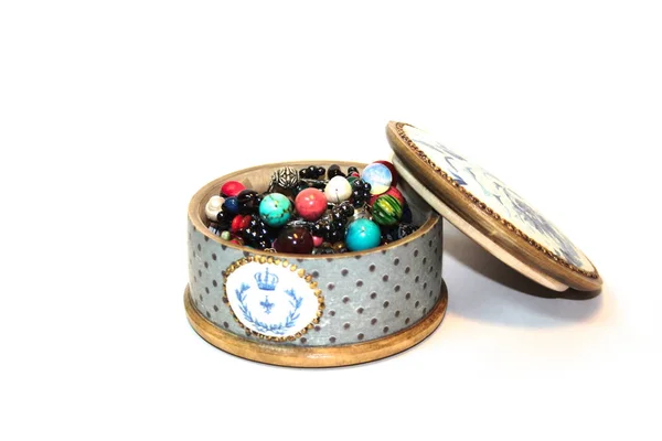 El yapımı takı beyaz bir arka plan üzerinde mezarda. Hobiler ve yaratıcılık.