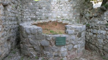 Eski taş de dağlarda yıkık bir şehir. Karadağ