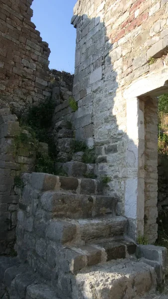 Eski taş merdiven dağlarda yıkık bir şehir. Karadağ