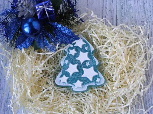 Bir Noel ağacı ve hafif bir arka plan üzerinde mavi Noel süsleri el yapımı sabun. Noel top, hediye ve kozalaklı şube. Mutlu Noeller ve mutlu yeni yıl!