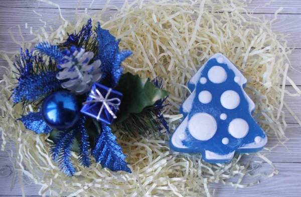 Bir Noel ağacı ve hafif bir arka plan üzerinde mavi Noel süsleri el yapımı sabun. Noel ağacı, hediye ve kozalaklı şube. Mutlu Noeller ve mutlu yeni yıl!