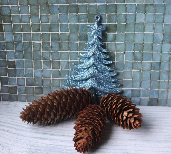 Noel ağacı ve iğne yapraklı ağaç üzerinde bir açık mavi renkli koni. Mutlu Noeller ve mutlu yeni yıl!