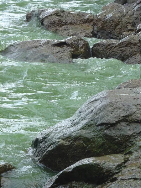 Dinyeper taşlı shore bankalar. Bir yaz gününde sakin rüzgarsız hava. Dinlenmek ve seyahat.