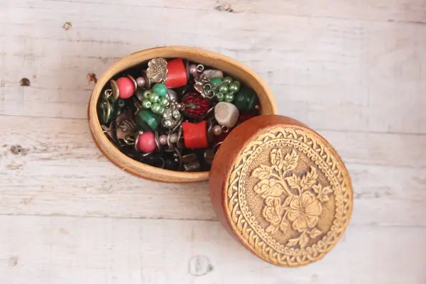 Huş kabuğu kutusunu yarı değerli taşlardan yapılmış el yapımı takı ile.