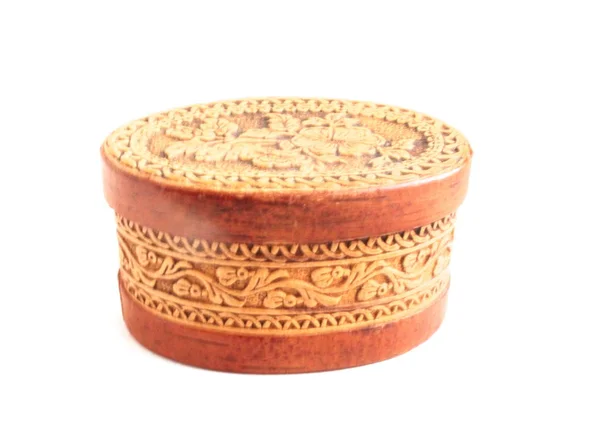 Huş ağacı kabuğu için beyaz bir arka plan üzerinde takı kutusu.