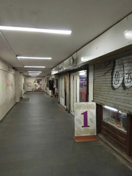 Tbilisi tünelde. Eski duvarlar grafiti ile boyalı.