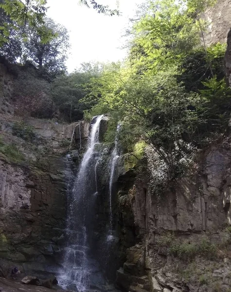 Tiflis merkezi küçük bir şelale. Gürcistan. Güneşli yaz gün.